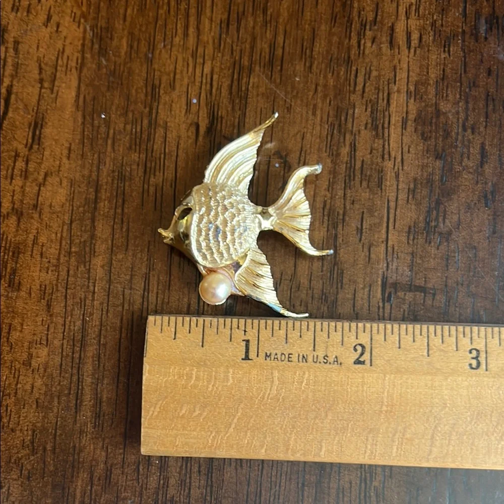 Vintage Elegant Gold Fish Brooch with Pearl